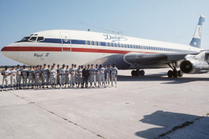 Dodger pilot Lewis Carlisle (in suit) with the 1971 Los Angeles Dodgers and their 720-B jet plane named the “Kay ‘O II”.